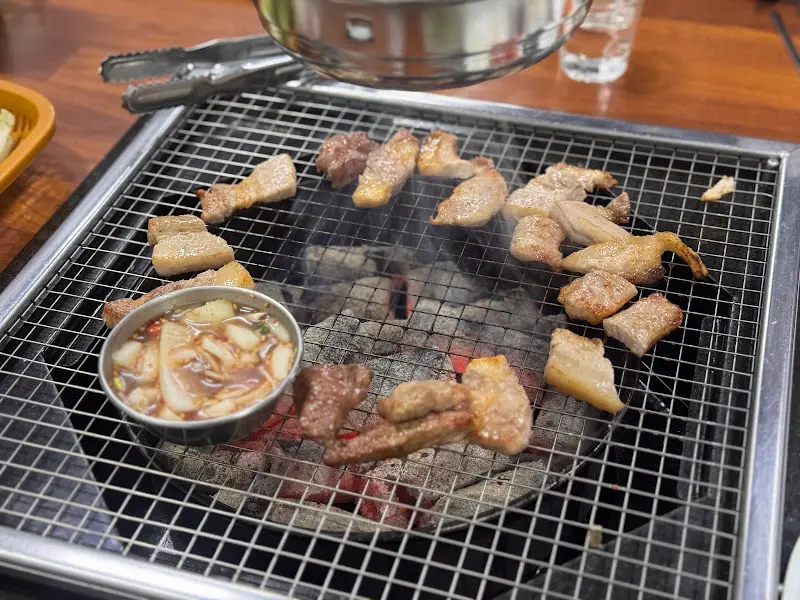 숯불 위에서 맛있게 구워지는 돼지고기