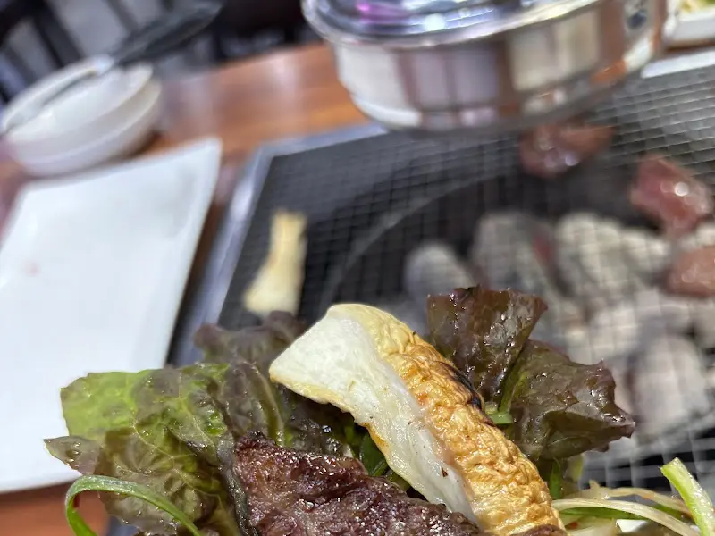 잘 구워진 돼지고기와 멜젓