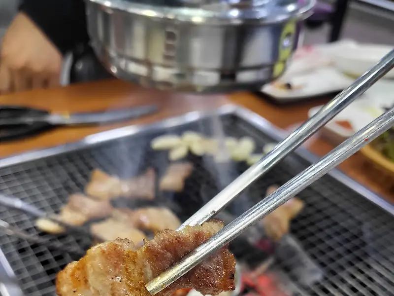 숯불 위에서 맛있게 익어가는 돼지갈비