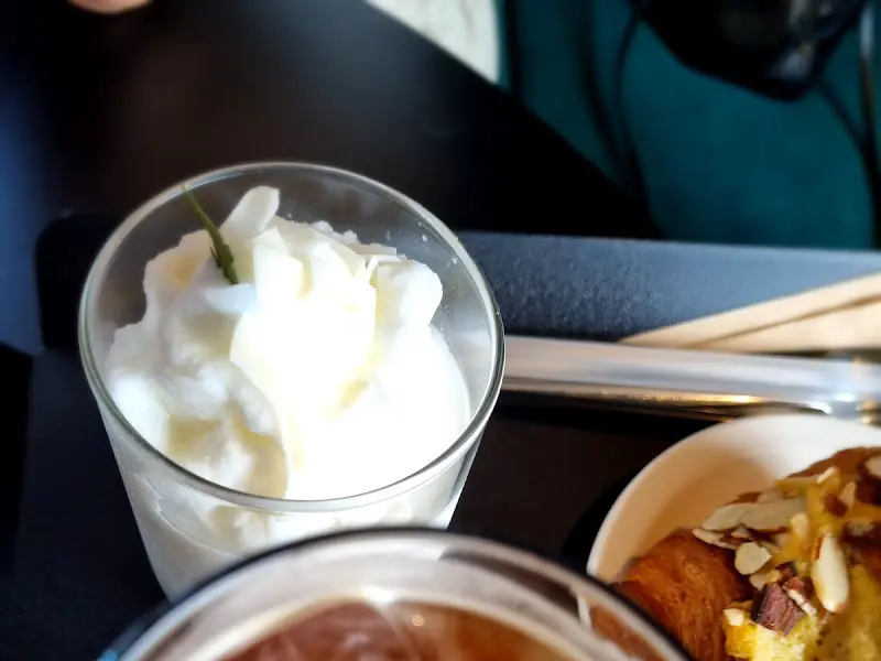 아이스 아메리카노와 크루아상