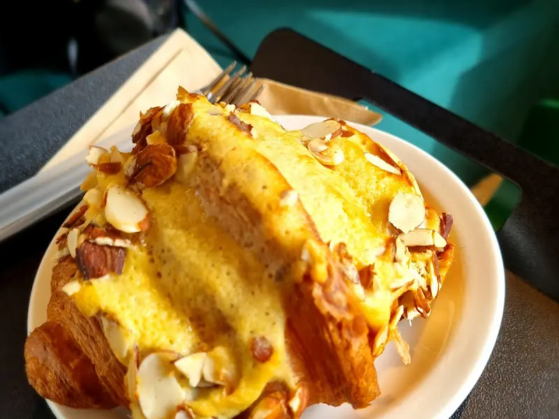 아몬드 크루아상의 단면