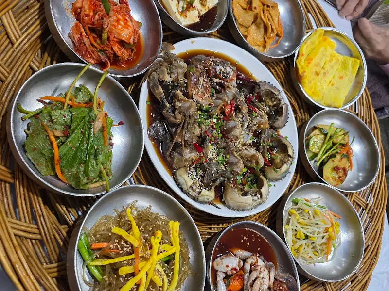 돌게장과 다양한 반찬 클로즈업 사진