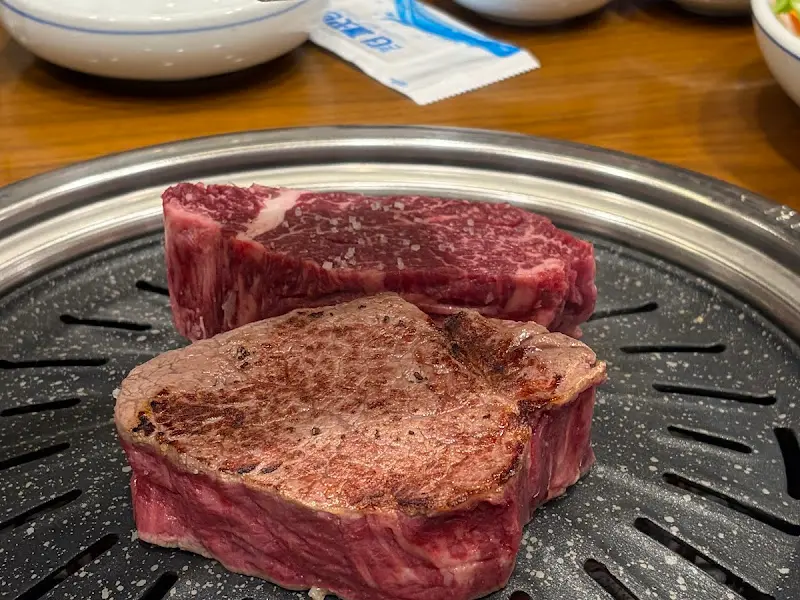 숯불 위에 구워지는 소고기