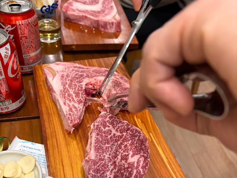 소고기를 자르는 모습
