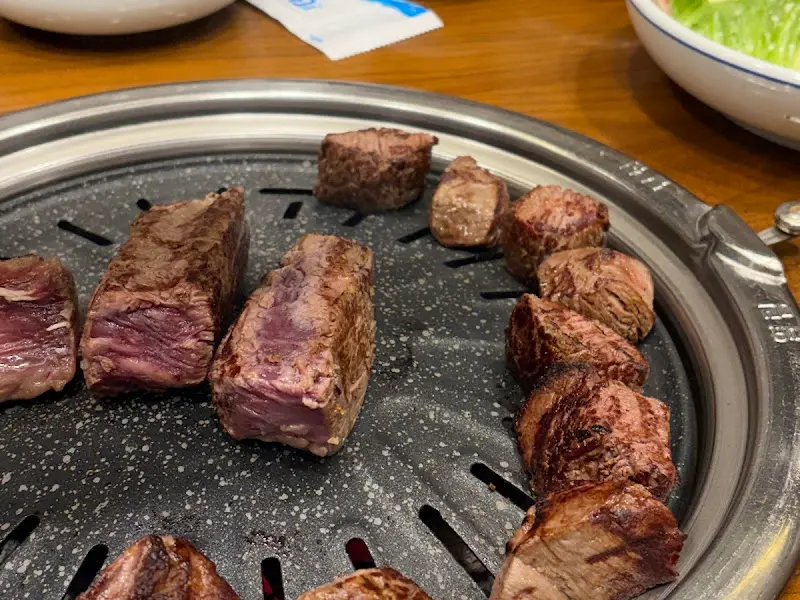 잘 구워진 소고기