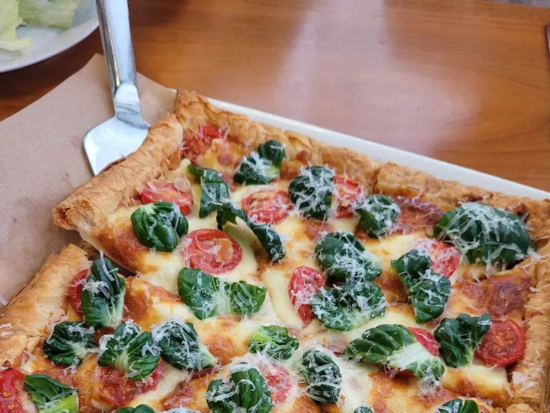 토마토 바질 파이 피자의 환상적인 비주얼