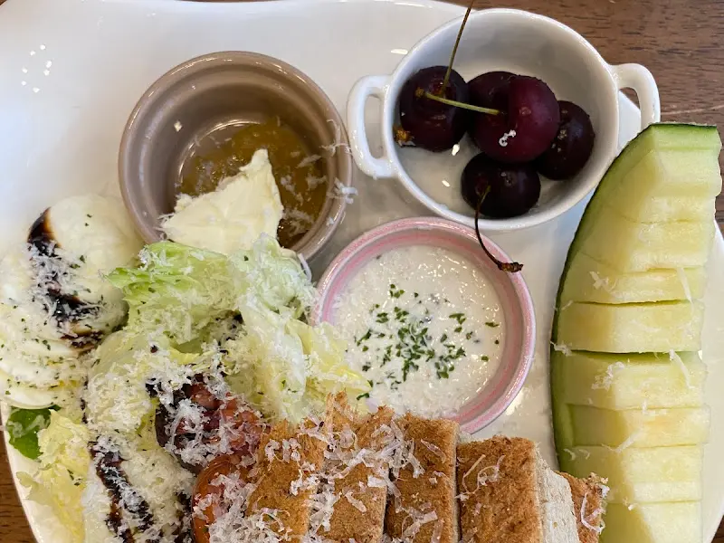 샐러드와 빵의 완벽한 조합