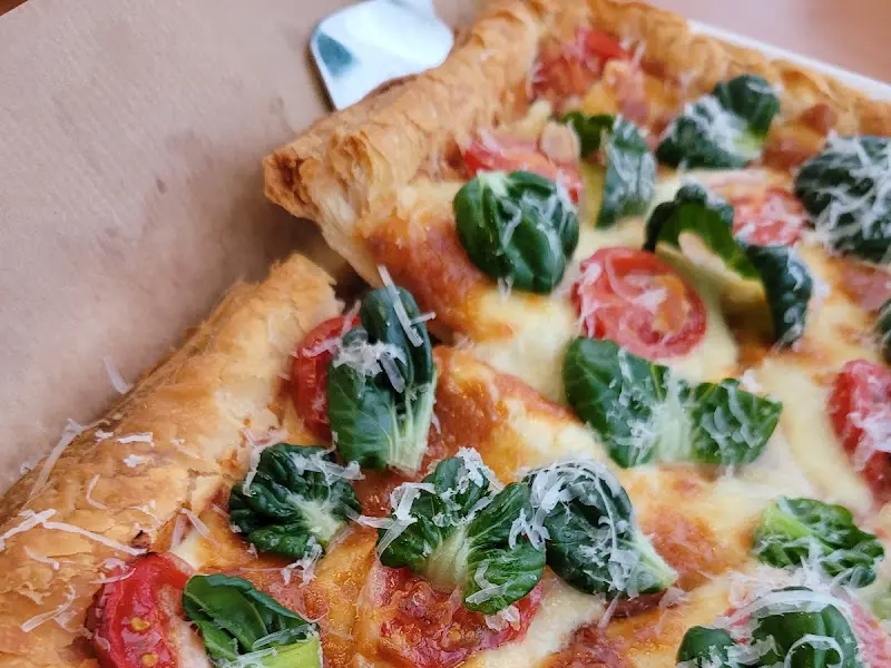 토마토 바질 파이 피자 단면
