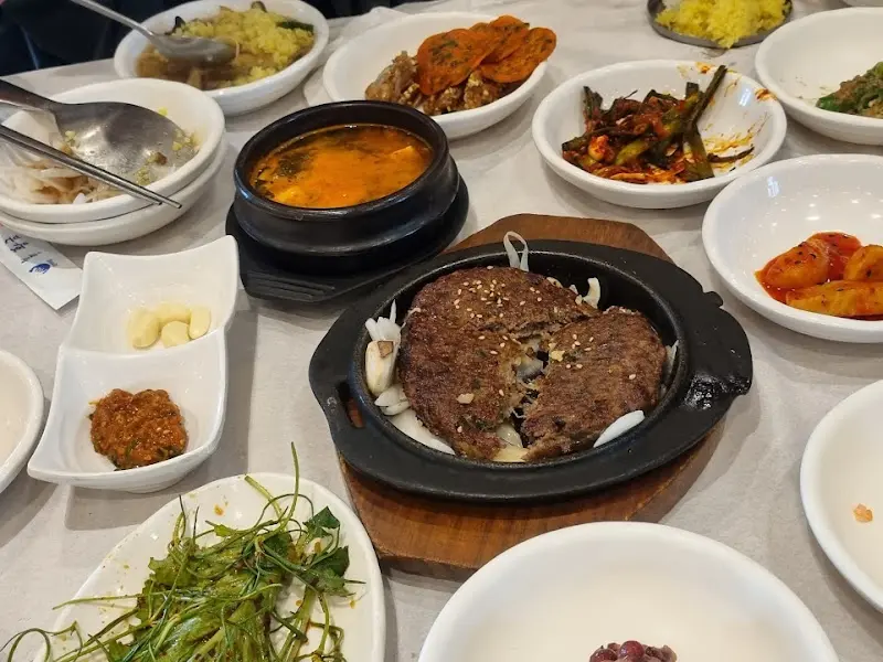 떡갈비와 쌈장의 모습