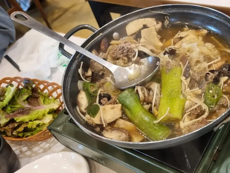 푸짐하게 끓여진 버섯전골의 모습