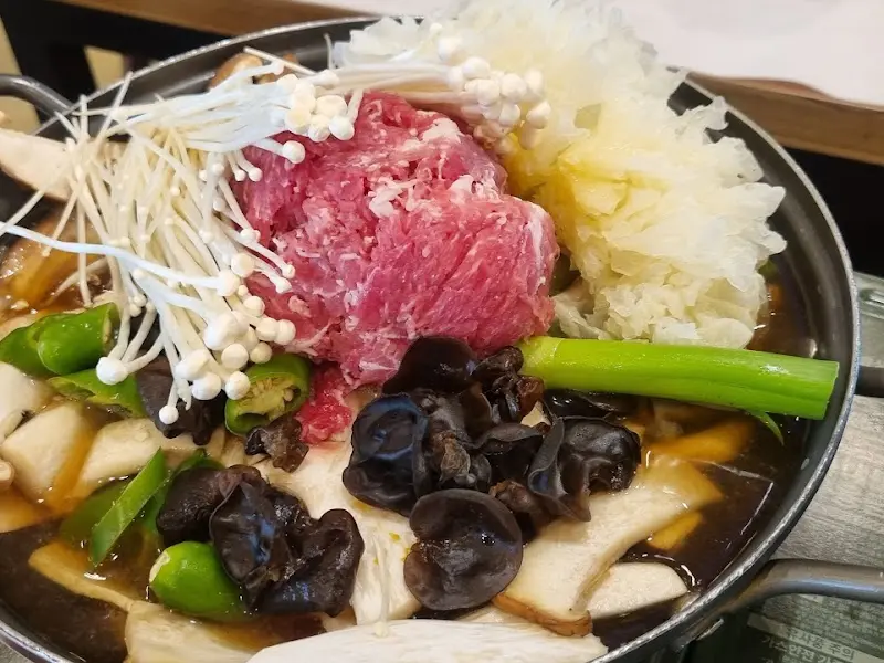 푸짐한 버섯전골 재료의 클로즈업