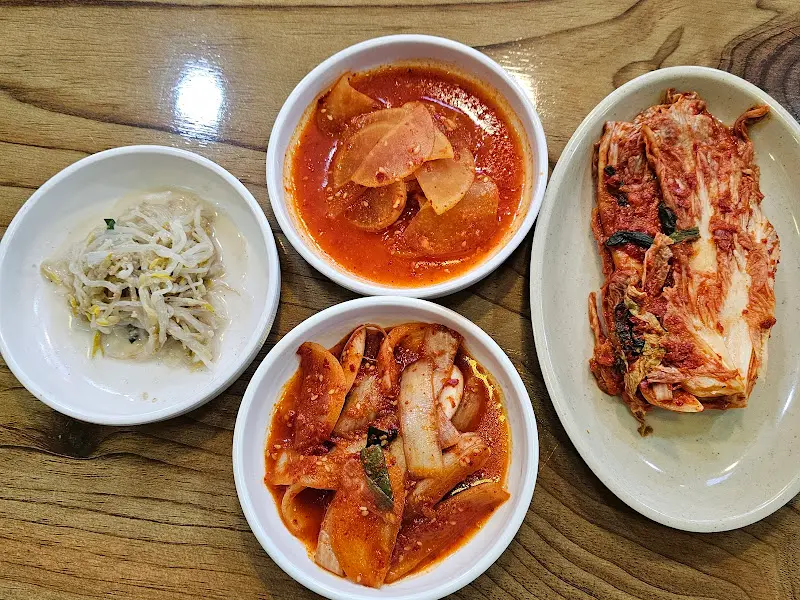 진소매운탕 기본 반찬