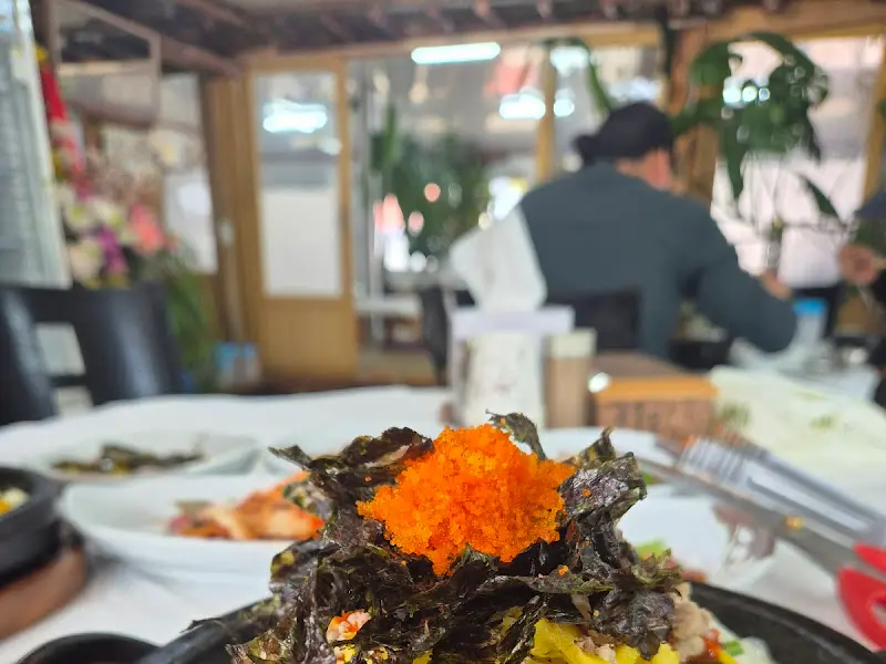 돌솥비빔밥의 화려한 비주얼