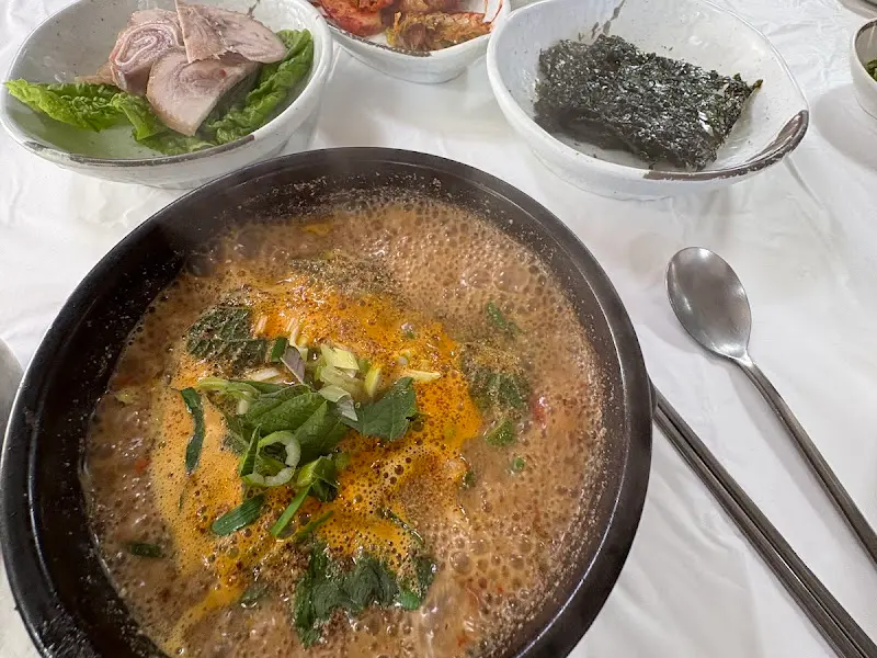 장어탕과 다양한 밑반찬