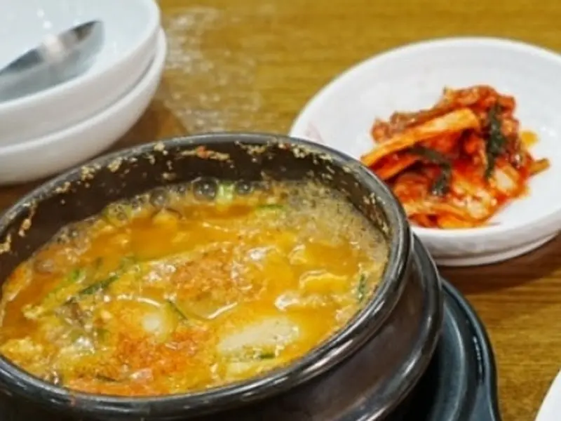 청국장과 김치가 함께 담겨있는 모습