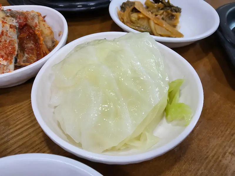 흰 접시에 담긴 배추김치의 모습