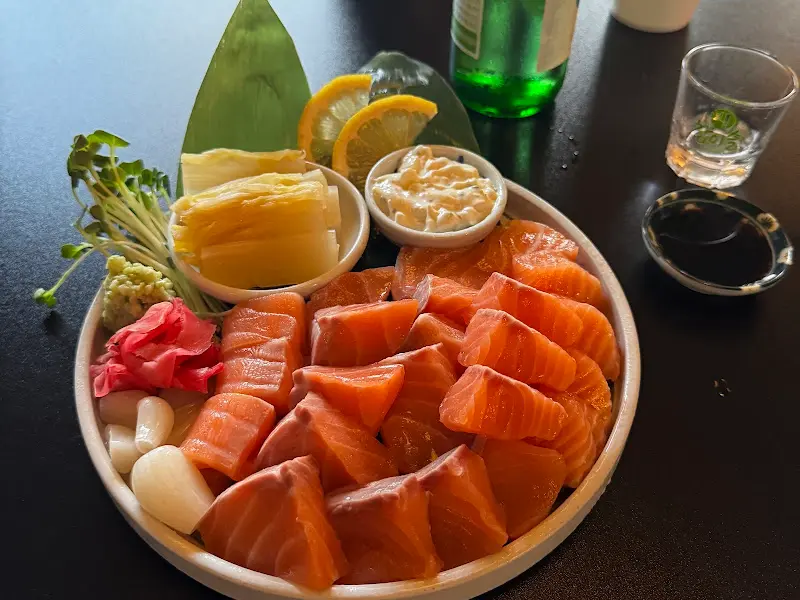 술 한 잔과 함께 즐기는 연어