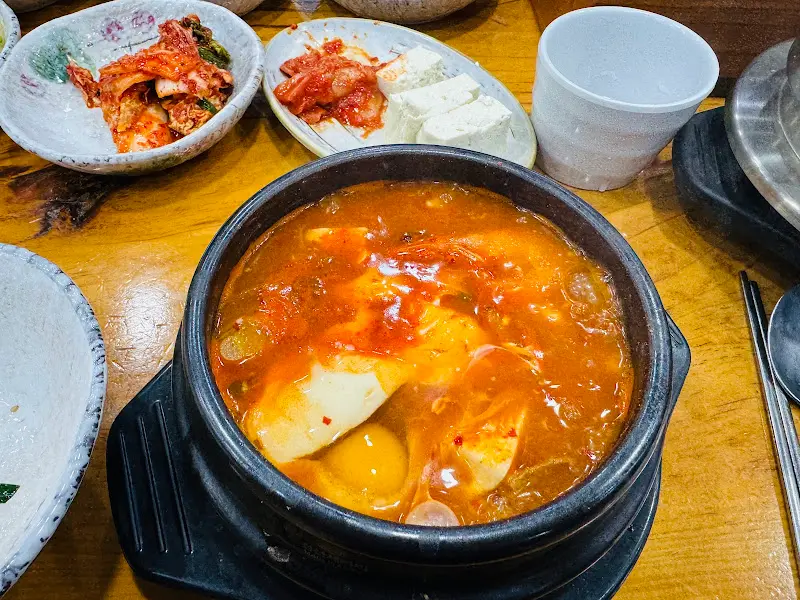 순두부찌개와 반찬