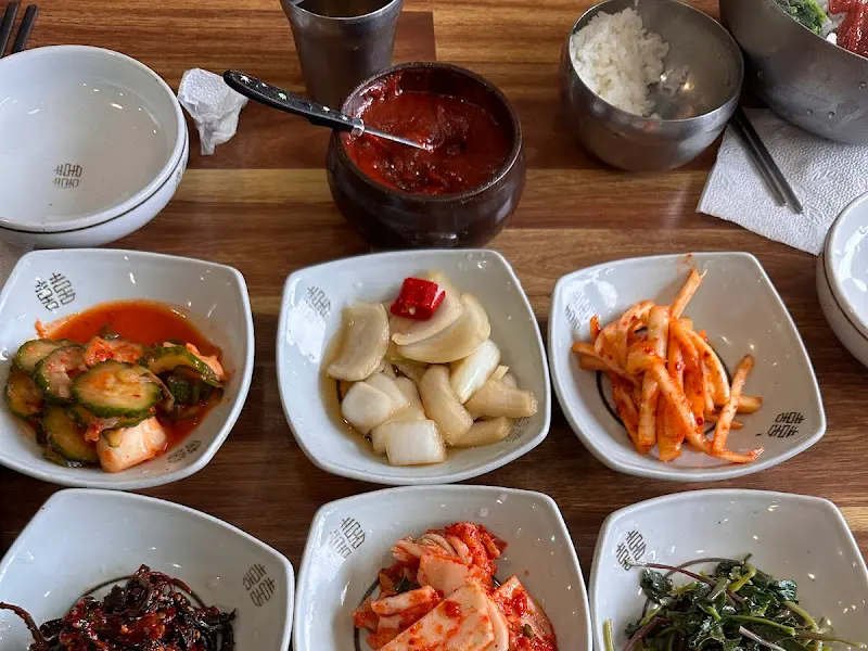 다양한 종류의 반찬들, 하나하나 정갈하게 담겨 있다.