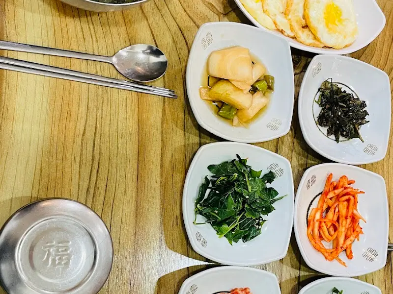 정갈하게 담긴 반찬들