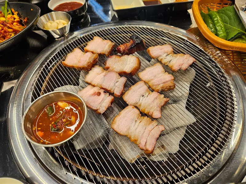 숯불 위에 구워지는 삼겹살