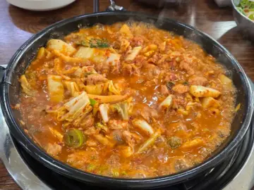 칼칼함에 땀샘 폭발! 구미 돼지찌개 맛집 에서 즐기는 짜릿한 한 끼