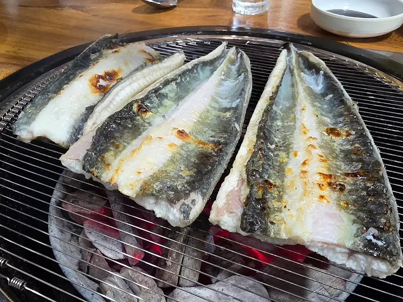 숯불 위에서 구워지는 싱싱한 장어