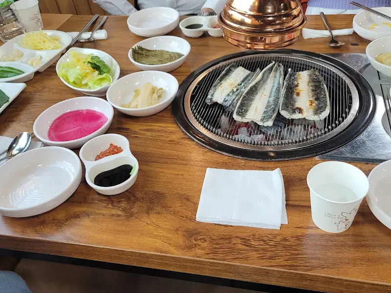 다양한 밑반찬과 장어, 탕이 차려진 풍성한 테이블