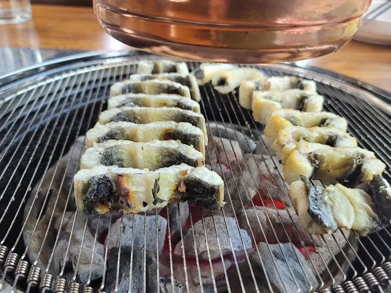 숯불 위에서 가지런히 구워지는 장어