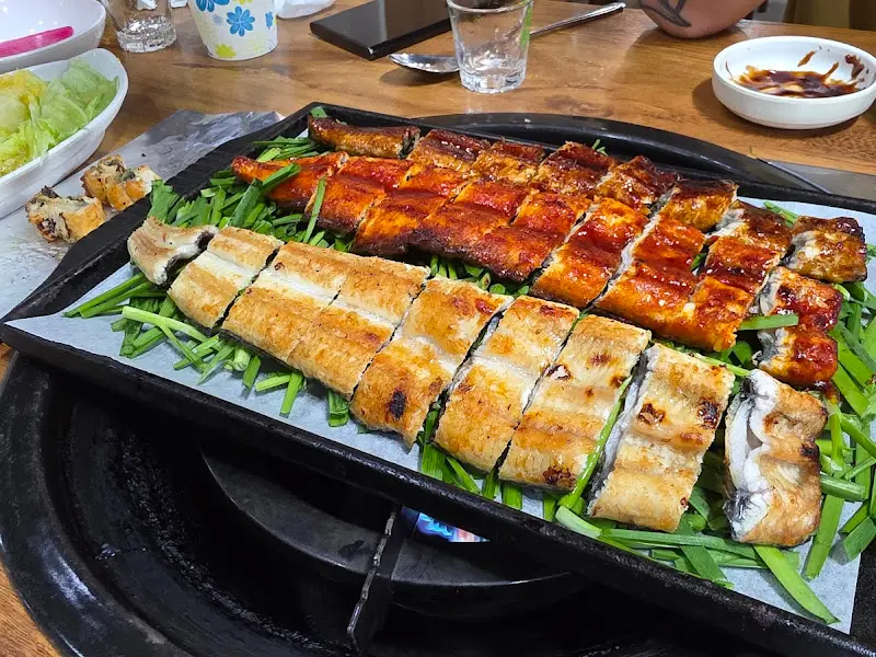 잘 구워진 장어가 먹기 좋게 잘려 나온 모습