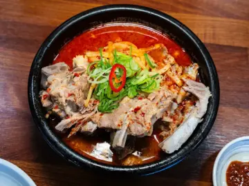 바다를 품은 뜨끈한 위로, 제주 용두암 해장국 맛집 기행