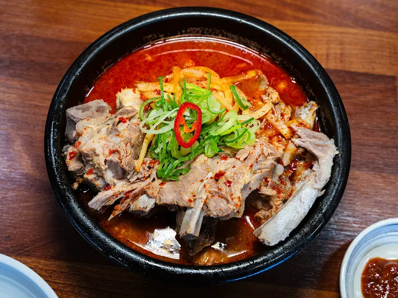 얼큰한 우무 접짝뼈 해장국