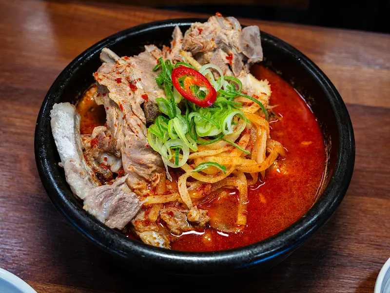 얼큰한 접짝뼈 해장국