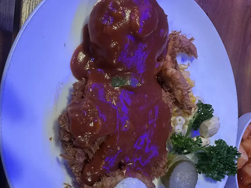 돈까스 위에 소스가 듬뿍 뿌려진 모습