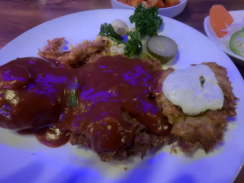 돈까스와 비후까스가 함께 담긴 접시