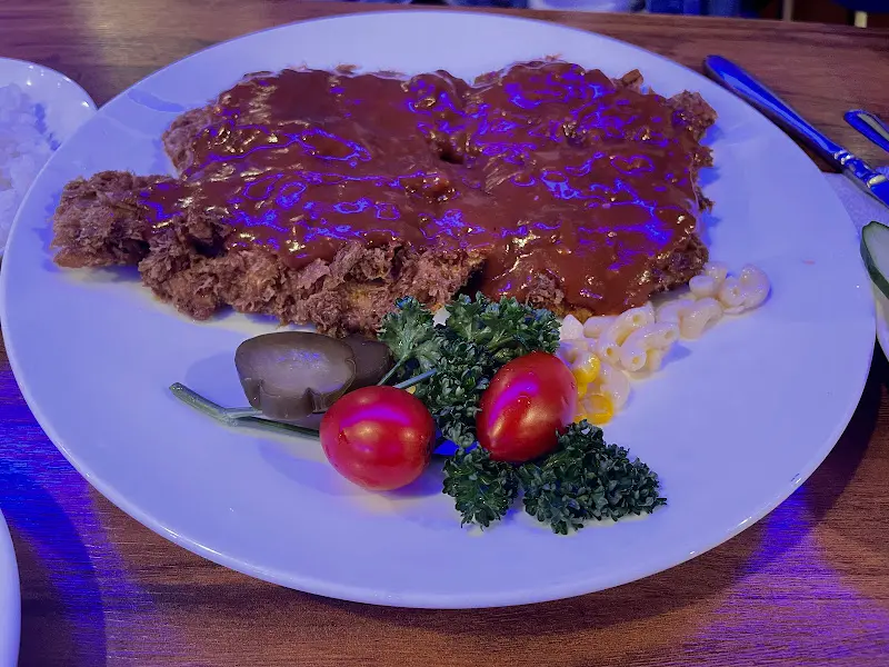 접시에 담긴 돈까스