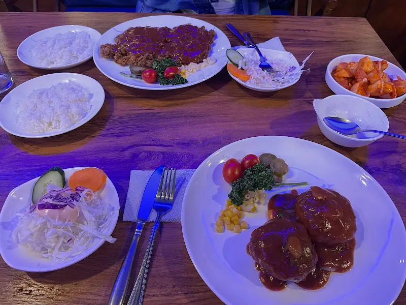 테이블 위에 놓인 돈까스와 함박스테이크