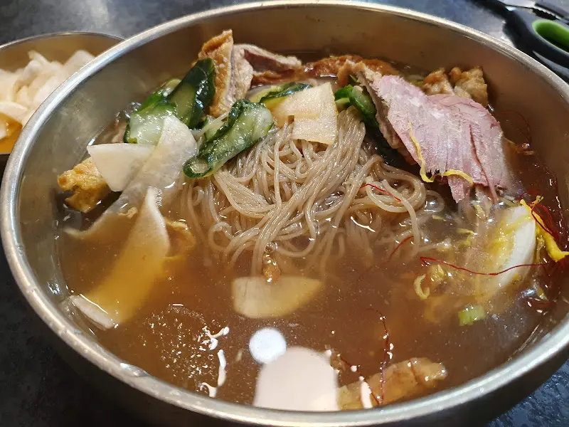 다채로운 고명이 한가득 올라간 진주냉면