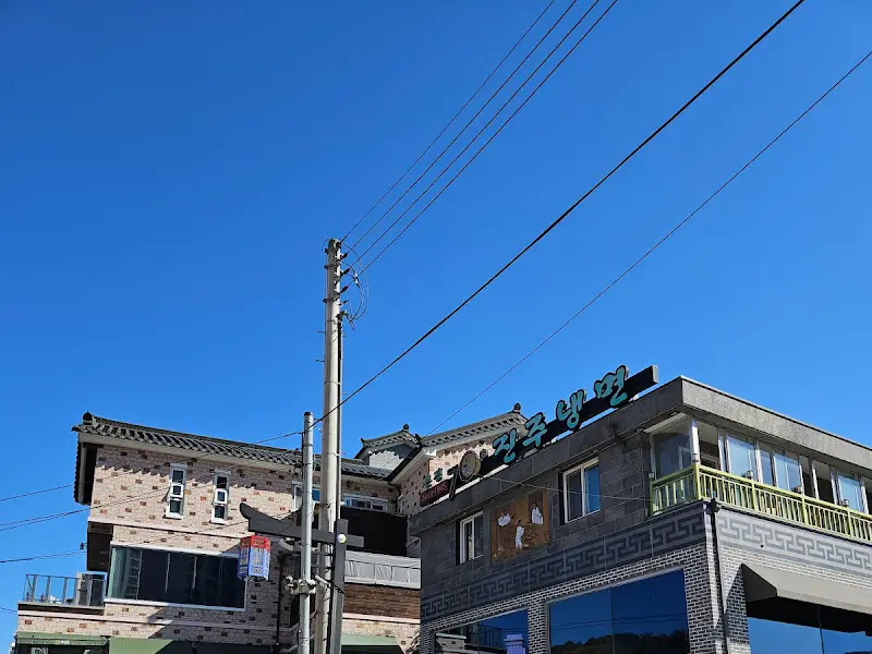 하연옥 본점의 넓은 주차장