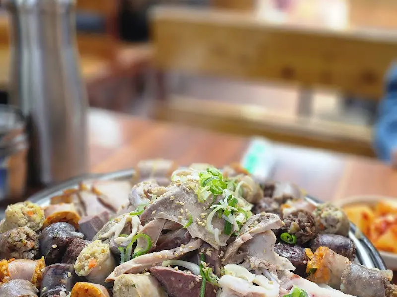 윤기가 흐르는 돼지 모듬