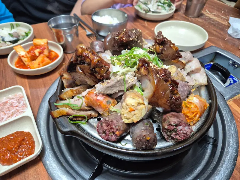 테이블 가득 채운 돼지 모듬 스페셜