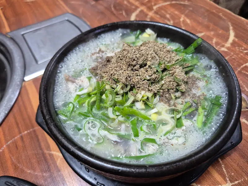 다진 양념과 파가 듬뿍 올라간 순대국