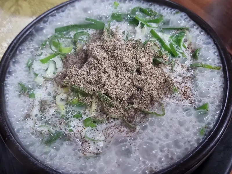 순대국에 다진 양념을 풀어 먹음직스러운 비주얼