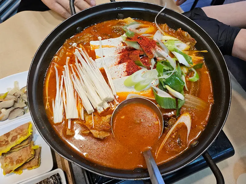 김치찌개 한 상 차림