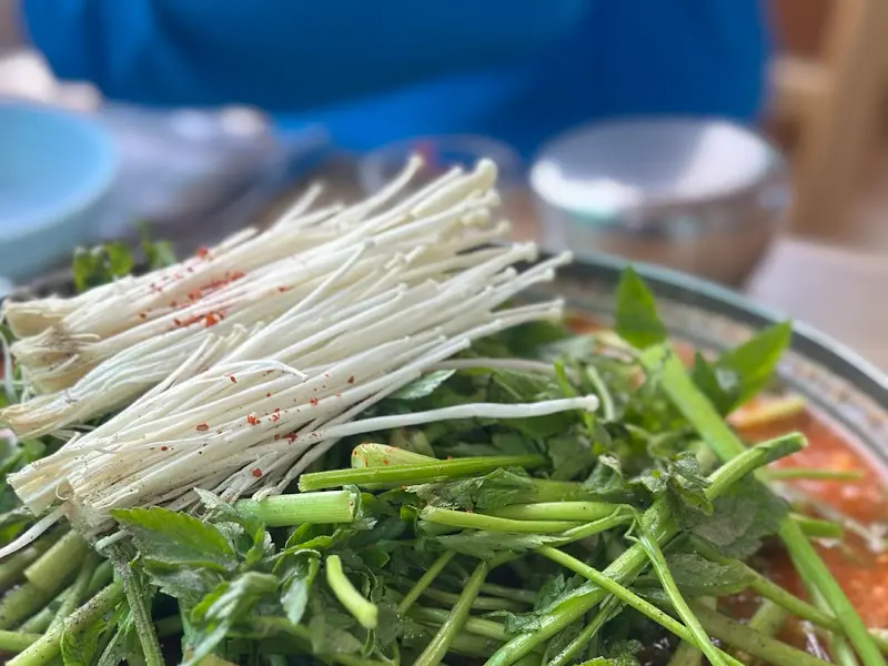 메기 매운탕이 테이블에 놓이자마자 신선한 채소의 향긋함이 코를 자극했다.