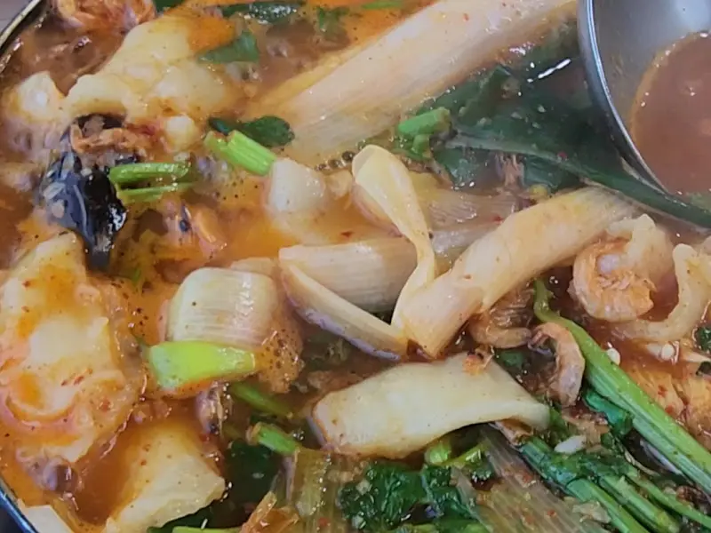 메기 매운탕 속 재료들의 조화, 신선한 채소와 쫄깃한 수제비가 눈에 띈다.