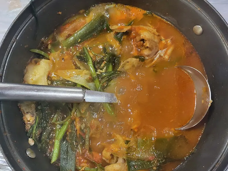 국자로 메기 매운탕을 뜨는 모습, 푸짐한 양에 다시 한번 감탄하게 된다.