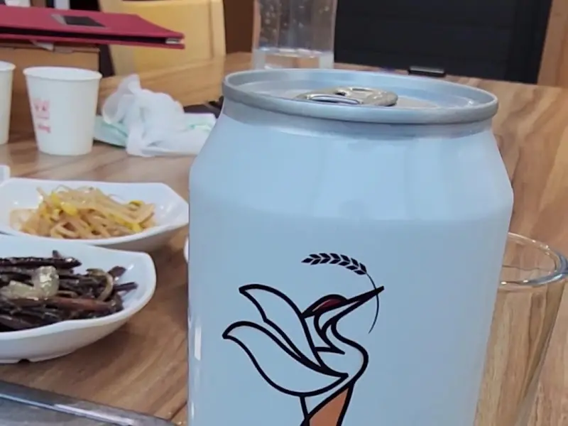 철원에서 만든 오대맥주, 시원한 청량감이 매운탕과 찰떡궁합이다.