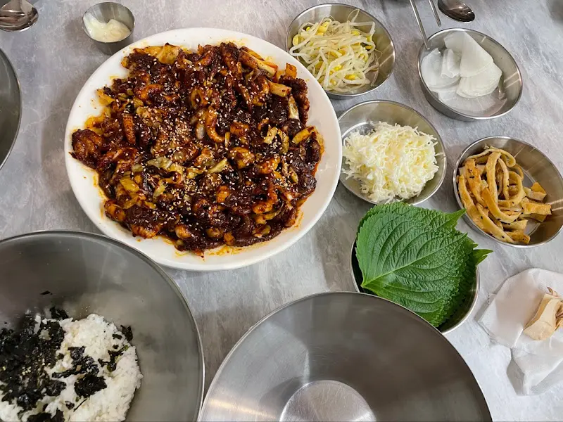 윤기가 흐르는 쭈꾸미 볶음과 다양한 곁들임 메뉴들