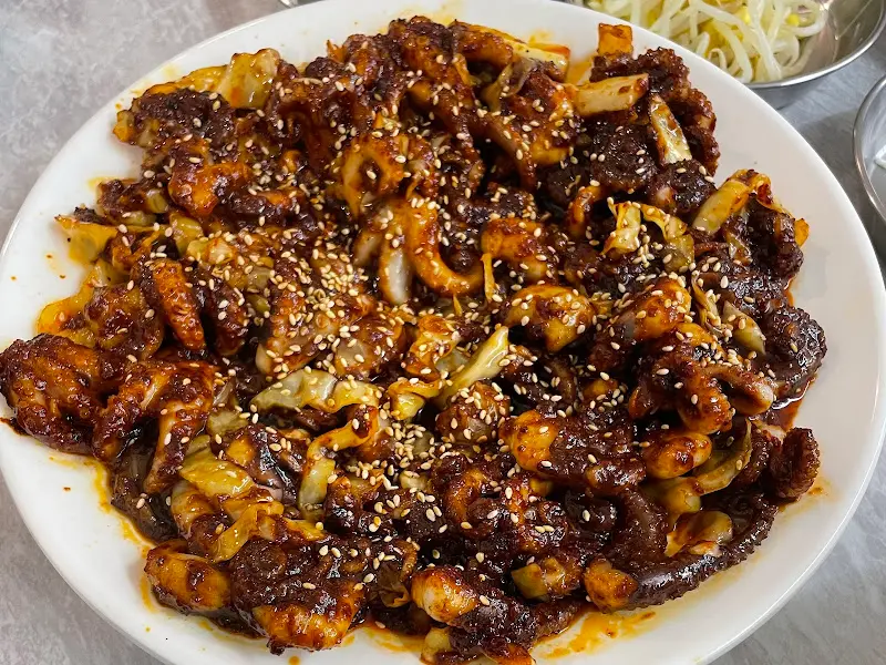 윤기가 자르르 흐르는 쭈꾸미 볶음